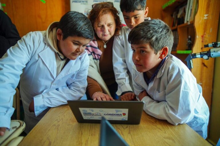 Más de 600 escuelas rurales ya cuentan con internet satelital