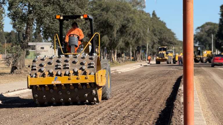 Colonia Tirolesa da un paso firme hacia el progreso: comenzó la pavimentación de la Av. Intendente Lauret