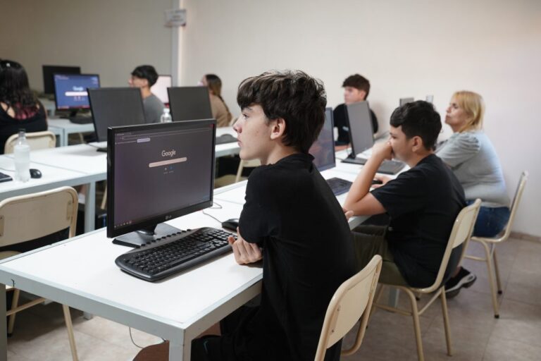 La IA llega a toda la provincia: más de 600 jóvenes comenzaron a formarse en verano