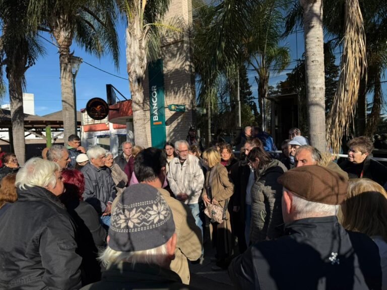 Vecinos de Colonia Tirolesa se movilizaron para pedir que Bancor continúe brindando atención presencial