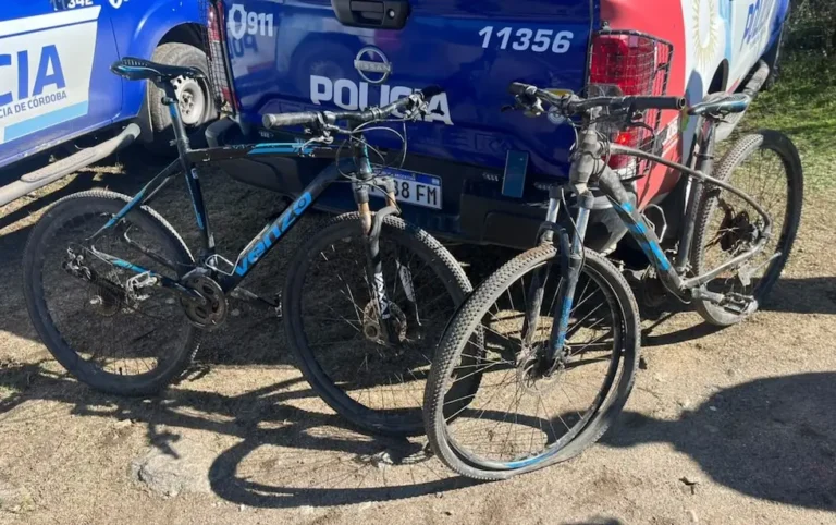 Atacaron a pedradas la casilla rodante de turistas suizos en La Calera y les robaron las bicis