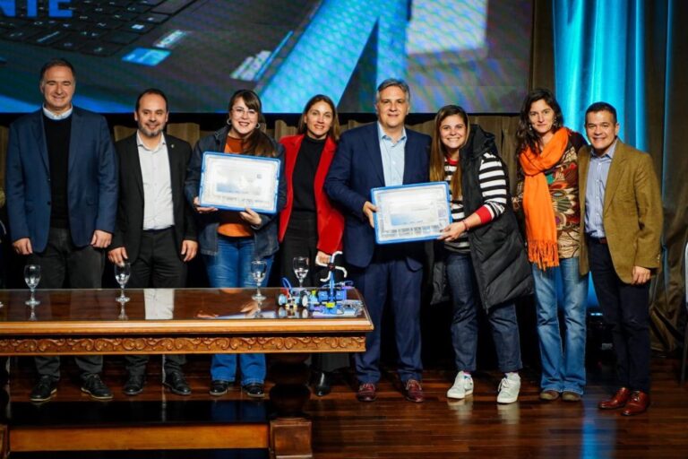 Llaryora entregó computadoras y kits de robótica a escuelas del Ente Metropolitano